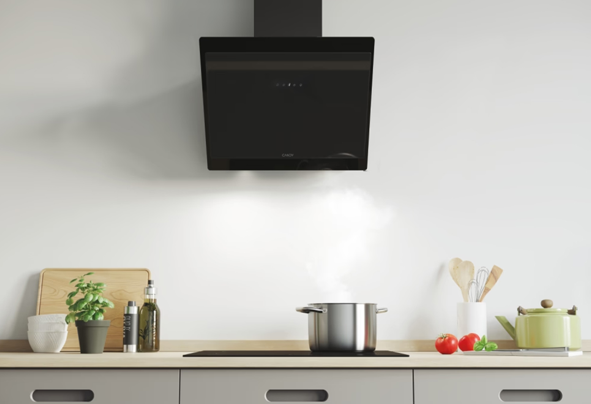 Απεικονίζεται ο απορροφητήρας εγκατεστημένος στην κουζίνα.